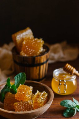 Taze peteğin adet ahşap rustik kase ve nane yaprakları ile kova 