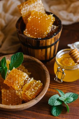 Görünümü Kapat taze nane yaprakları ile ahşap rustik kase parçaları peteğin 