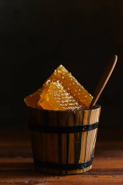 Färsk Honungskakor Bitar Trä Hink Trä Bakgrund — Stockfoto