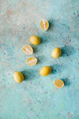 taze limon mavi zemin üzerine düzenlenmiş üstten görünüm