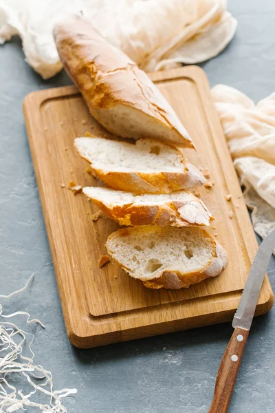 Bovenaanzicht Van Gesneden Brood Houten Snijplank Donkere Tafelblad — Stockfoto