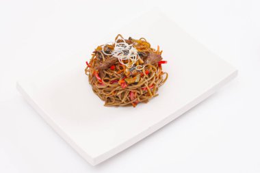 Geleneksel Asya yemeği bakış beyaz zemin üzerinde plaka üzerinde kapatın