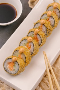 Japon Suşi rulo soya sosu ile servis edilir 