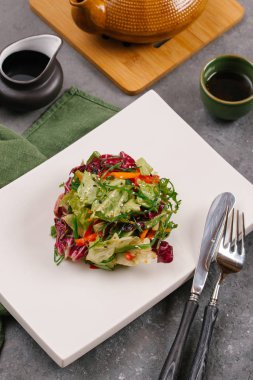 tabakta sebze salatası görünümü kadar kapatın