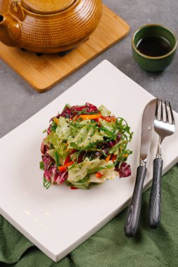 tabakta sebze salatası görünümü kadar kapatın