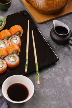Japon Suşi rulo beton zemin üzerine soya sosu ile servis edilir