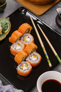 Japon Suşi rulo beton zemin üzerine soya sosu ile servis edilir