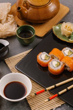 Japon Suşi rulo soya sosu ile servis edilir 