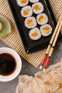 Japon Suşi rulo soya sosu ile servis edilir 