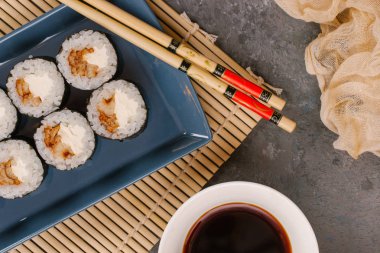 Japon Suşi rulo soya sosu ile servis edilir 