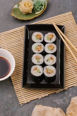 Zencefil ve baharatlı wasabi ile geleneksel Japon Suşi rulo servis 