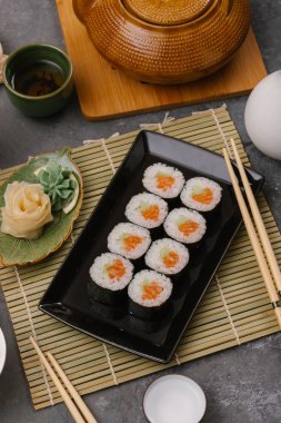 Zencefil ve baharatlı wasabi ile geleneksel Japon Suşi rulo servis 