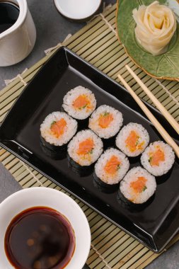 Japon Suşi rulo soya sosu ile servis edilir 