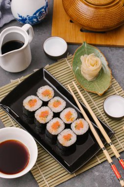 Japon Suşi rulo soya sosu ile servis edilir 