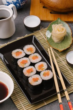 Japon Suşi rulo soya sosu ile servis edilir 