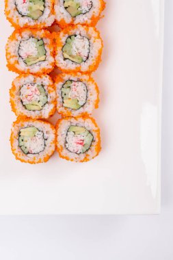 Geleneksel Japon Suşi rulo beyaz arka plan üzerinde