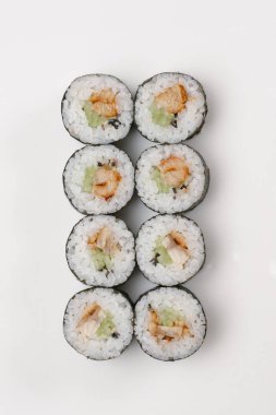 Geleneksel Japon Suşi rulo beyaz arka plan üzerinde