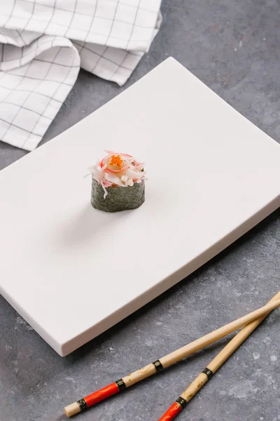 寿司在白色盘子 亚洲传统食品 — 图库照片