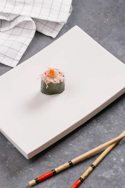 Sushi Biały Talerz Tradycyjna Kuchnia Azjatycka — Zdjęcie stockowe