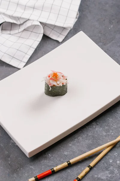 Sushi Biały Talerz Tradycyjna Kuchnia Azjatycka — Zdjęcie stockowe