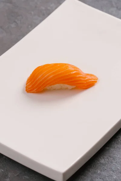 Sushi Con Salmone Piatto Bianco Cucina Tradizionale Asiatica — Foto Stock