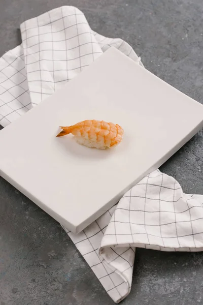 Sushi Con Gamberetti Piatto Bianco Cucina Tradizionale Asiatica — Foto Stock