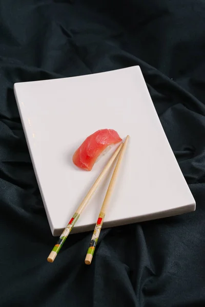 Суші Тунцем Білий Пластини Палички Їжі Азіатські Традиційна Їжа — стокове фото