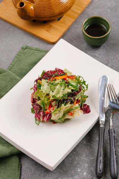 tabakta sebze salatası görünümü kadar kapatın