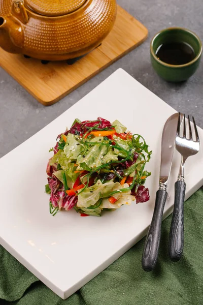 tabakta sebze salatası görünümü kadar kapatın