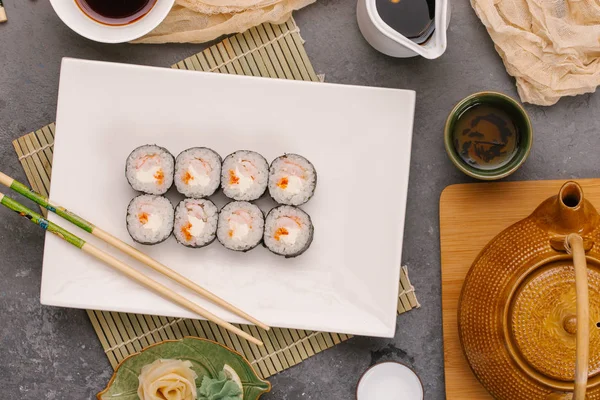 Traditionelle Japanische Sushi Rollen Serviert Mit Ingwer Und Würzigem Wasabi — Stockfoto