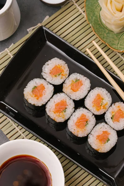 Japanische Sushi Brötchen Mit Sojasauce — Stockfoto