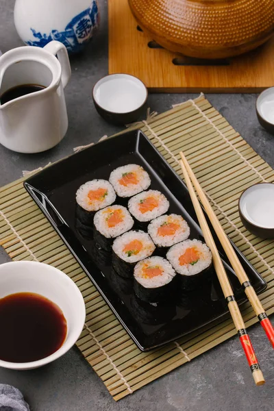 Japonské Sushi Rohlíky Sójové Omáčky Konkrétní Pozadí — Stock fotografie