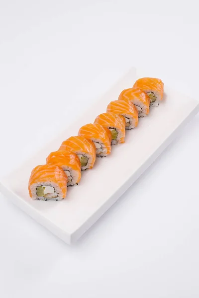 Rolos Sushi Japoneses Tradicionais Fundo Branco — Fotografia de Stock