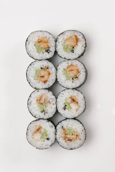 Tradycyjne Japońskie Sushi Rolls Białym Tle — Zdjęcie stockowe