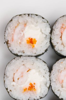 Geleneksel Japon Suşi rulo beyaz arka plan üzerinde