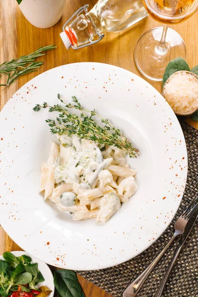 Traditionele Pasta Penne Met Broccoli Bloemkool Witte Saus Geserveerd Met — Stockfoto