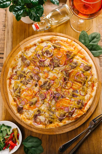 Vista Superior Pizza Queso Con Carne Res Cebolla Salsa Sobre —  Fotos de Stock