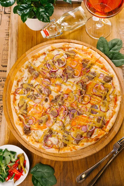 Vista Superior Pizza Queso Con Carne Res Cebolla Salsa Sobre —  Fotos de Stock