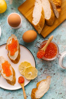 Mavi Masa üzerinde ekmek parçaları ve kırmızı havyar üstten görünüm