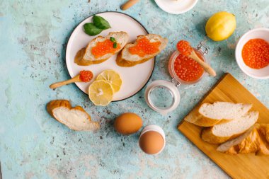 Mavi Masa üzerinde ekmek parçaları ve kırmızı havyar üstten görünüm