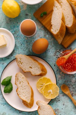 Mavi Masa üzerinde ekmek parçaları ve kırmızı havyar üstten görünüm