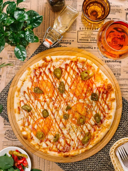 Vista Superior Sabrosa Pizza Italiana Con Aceitunas Copa Vino Mesa — Foto de Stock