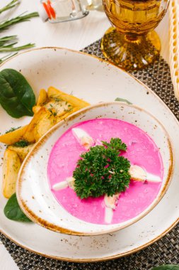 Pancar ve yumurta ile ev yapımı soğuk çorba