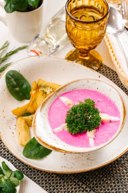 Pancar ve yumurta ile ev yapımı soğuk çorba