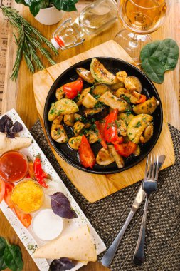 Üstten görünüm sıcak Pan kavrulmuş patates, sebze ve domuz üzerinde ahşap kurulunda görev yapmaktadır.