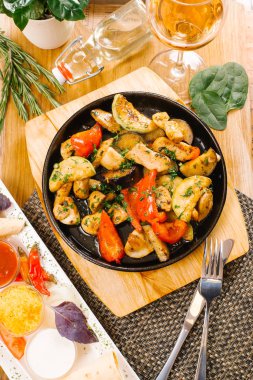 Üstten görünüm sıcak Pan kavrulmuş patates, sebze ve domuz üzerinde ahşap kurulunda görev yapmaktadır.