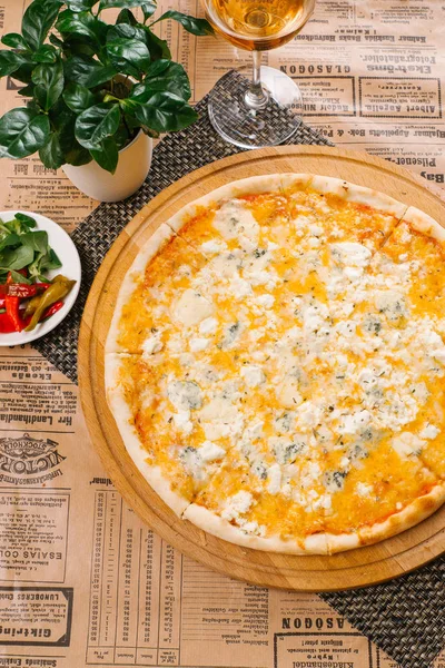 Vista Superior Pizza Crujiente Fresca Con Queso Gorgonzola Sobre Tabla —  Fotos de Stock