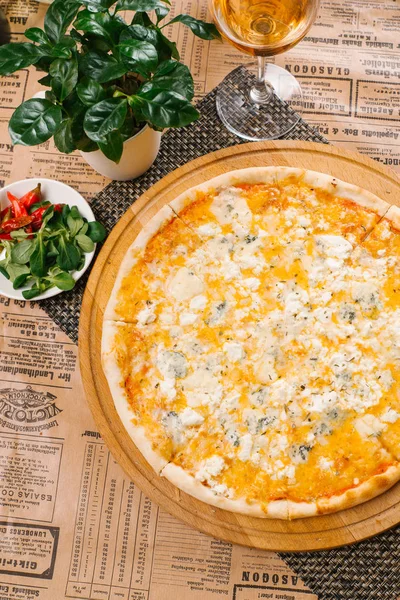 보드에 치즈와 신선한 피자의 — 스톡 사진