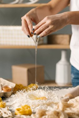 Yumurta sarısı aşağı düşen un yığın halinde doğal görünümünü