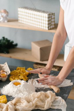 Kadının fettuccine makarna hamur siyah masaya haddeleme görünümü Kapat 